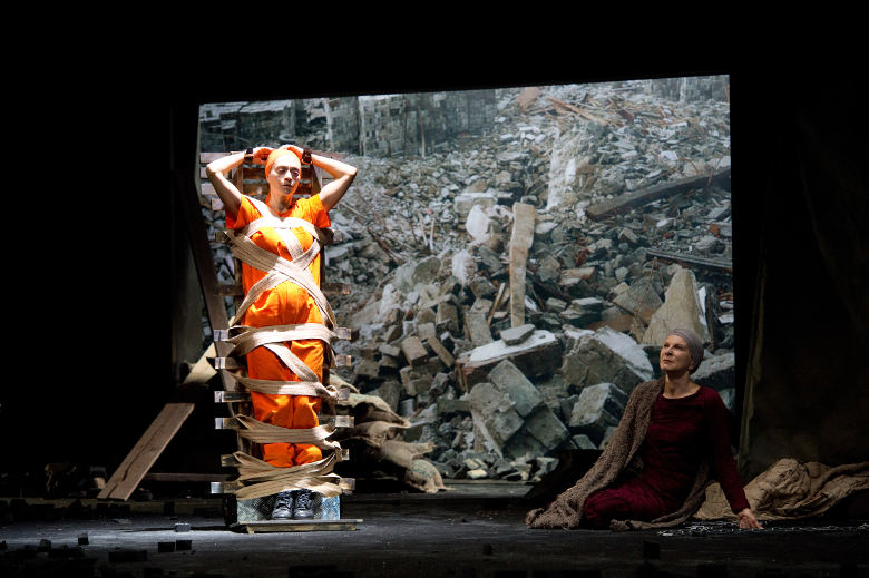 Sara Bertelà e Patrizia Milani in “Troiane”, foto di Tommaso Le Pera | Osservatorio Digitale